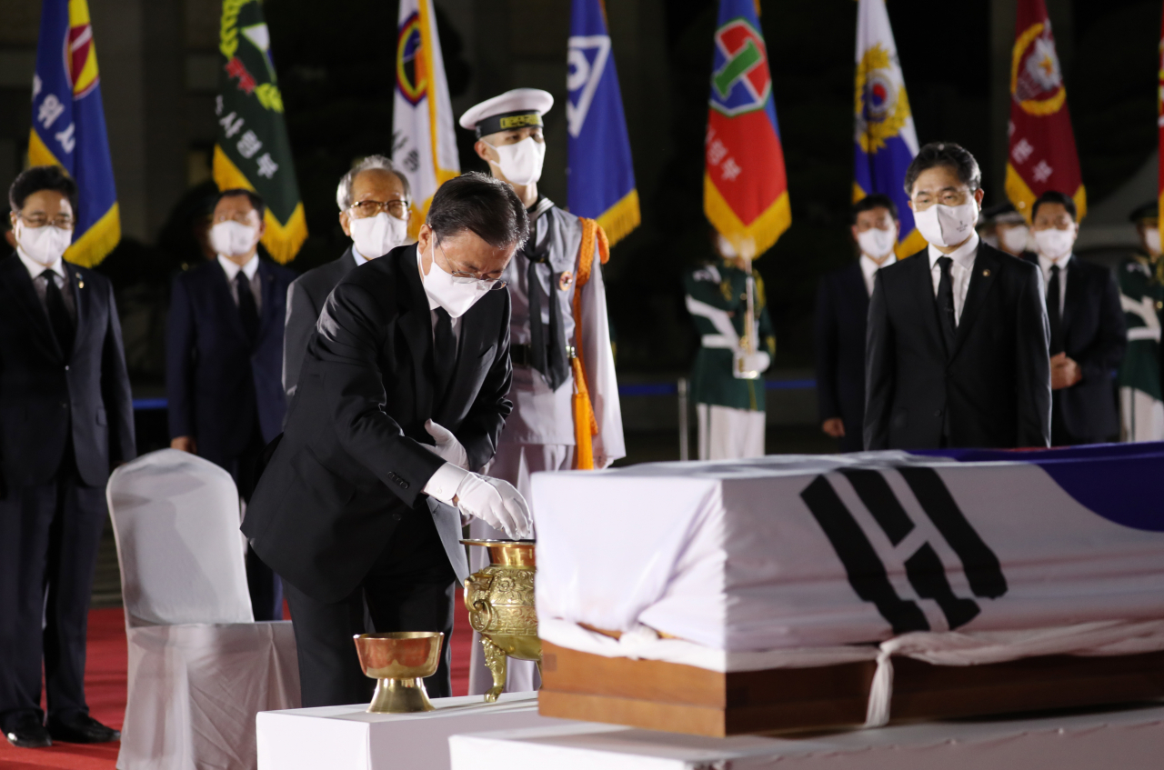 문재인 대통령이 15일 일제강점기 봉오동 전투 승리를 이끈 홍범도 장군의 유해 봉환식이 열린 서울공항에서 홍범도 장군의 유해에 분향하고 있다. [연합]