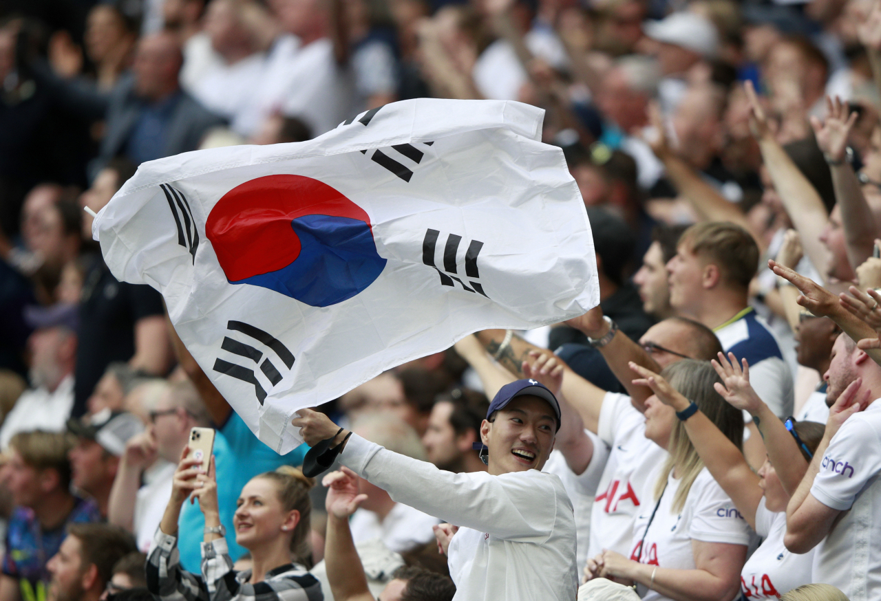 관중석의 한 한국인 팬이 태극기를 흔들며 손흥민의 득점에 기뻐하고 있다. [AP]