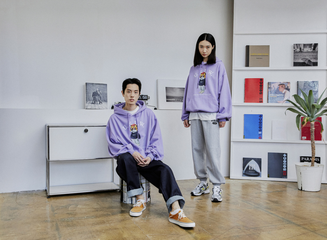 롯데월드-어번스터프 콜라보 한정판 컬렉션을 입은 의류모델들이 포즈를 취하고 있다.