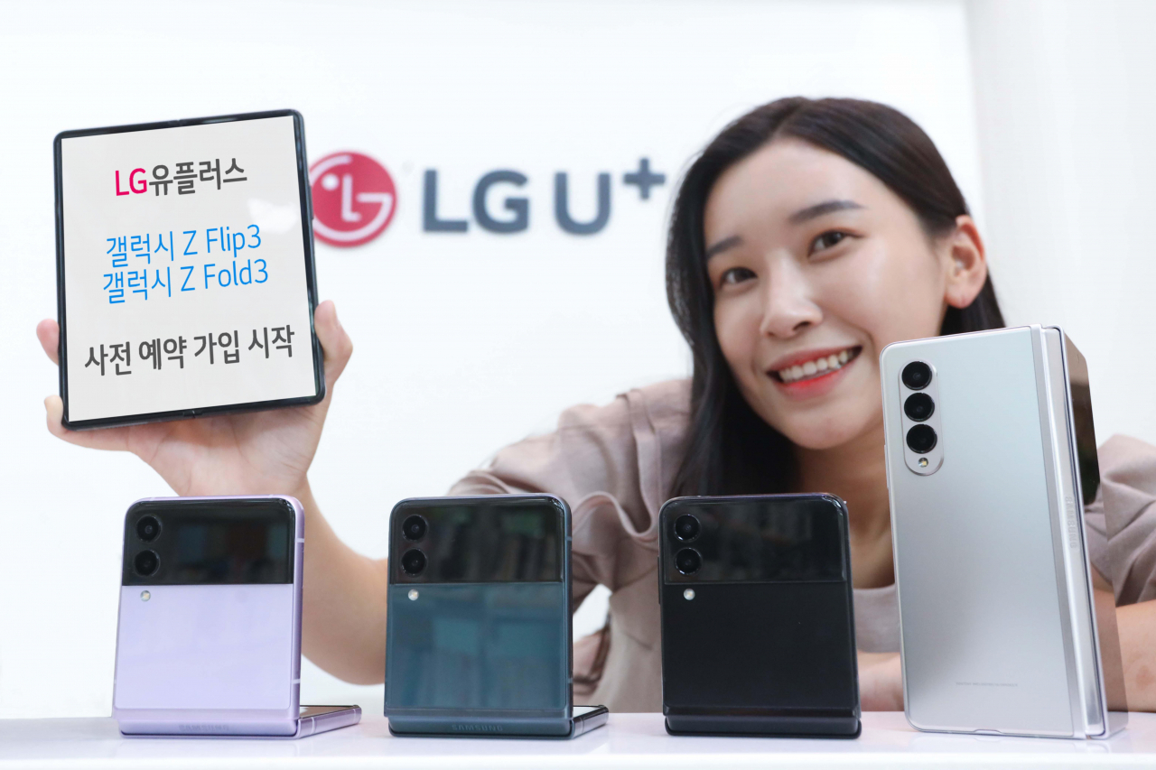 LG유플러스 모델이 갤럭시Z 폴드3, 갤럭시Z 플립3의 사전예약을 안내하고 있다. [LG유플러스 제공]