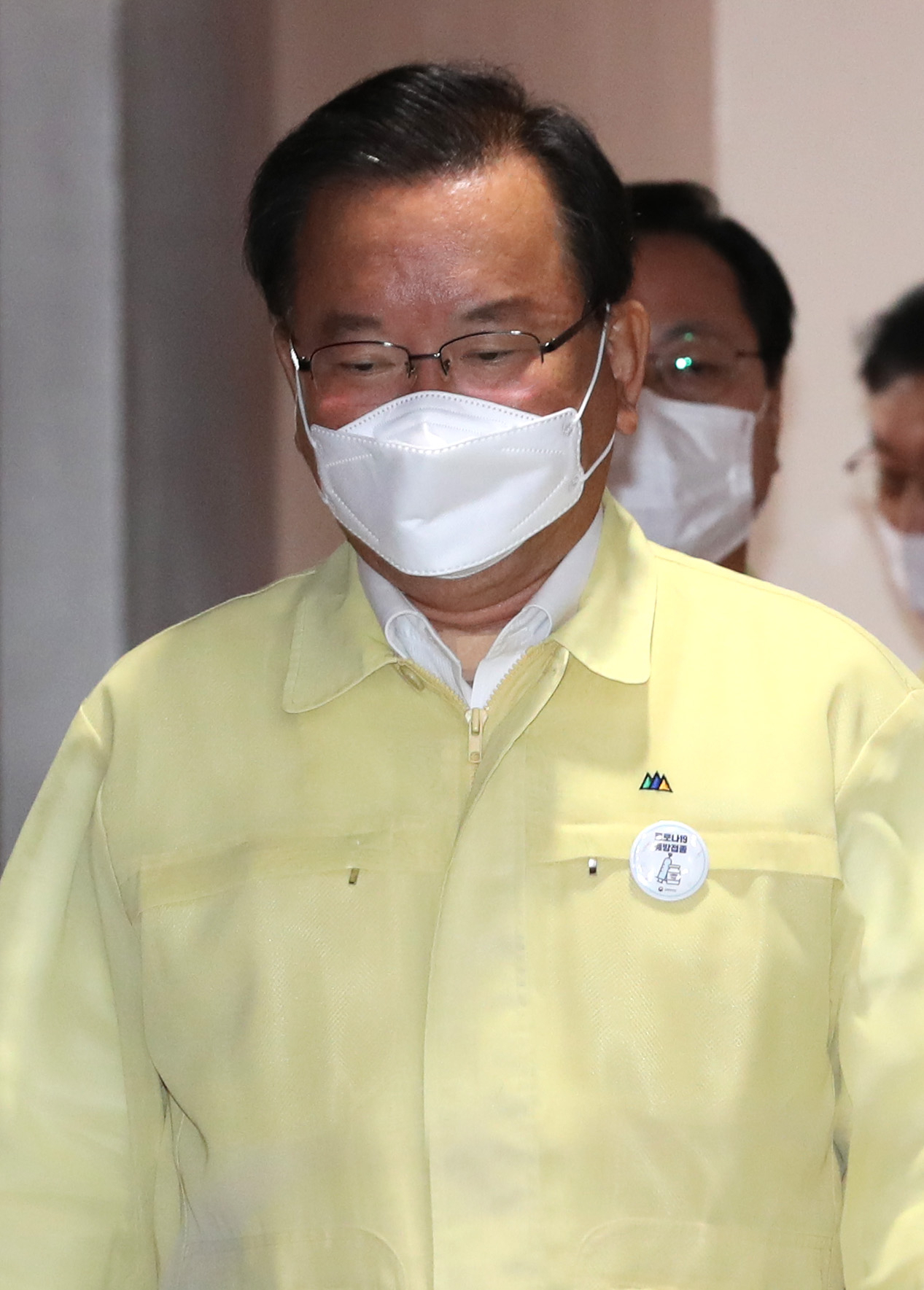 김부겸 국무총리가 광복절인 15일 오후 정부서울청사에서 열린 코로나19 대응 중앙재난안전대책본부 회의에 참석하고 있다. [연합]