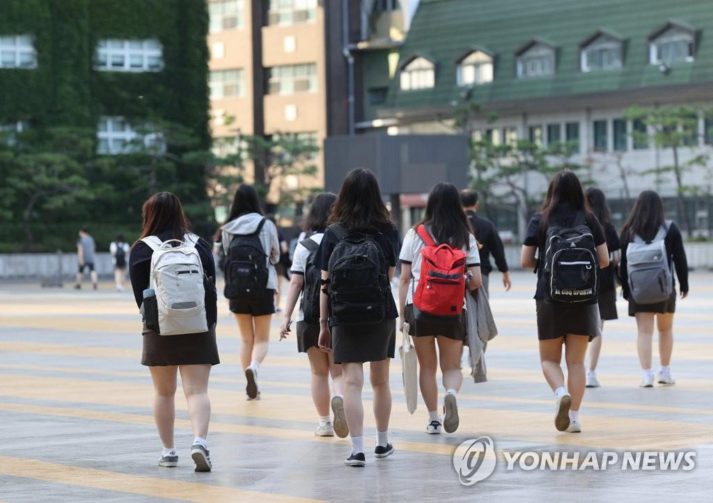 사진설명등교하는 고3 학생들 [연합]