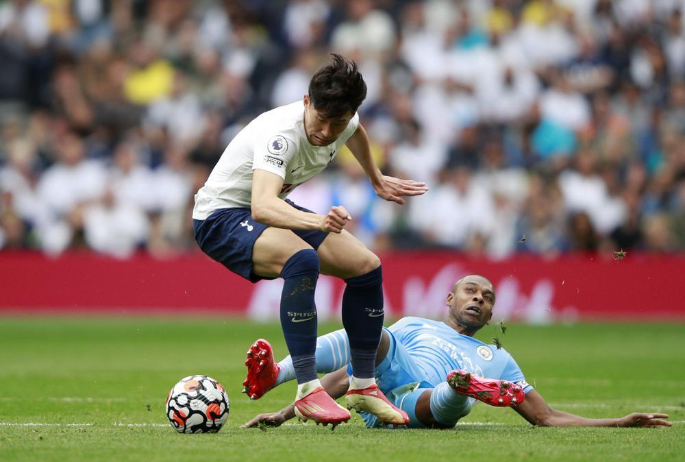 n this Associated Press photo, Son Heung-min of Tottenham Hotspur (L) battles Fernandinho of Manchester City for the ball during their clubs' Premier League match at Tottenham Hotspur Stadium in London on Saturday. (Yonhap)