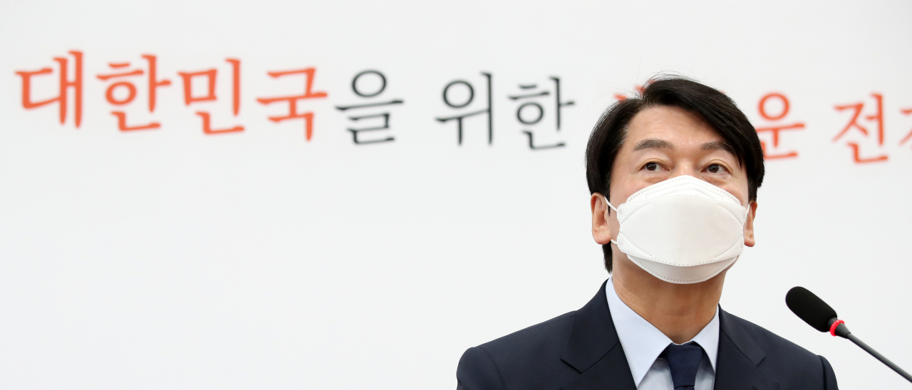 안철수 국민의당 대표가 16일 오전 국회에서 국민의힘과의 '합당 결렬'을 선언하는 기자회견을 한 뒤 취재진 질문에 답하고 있다. [연합]