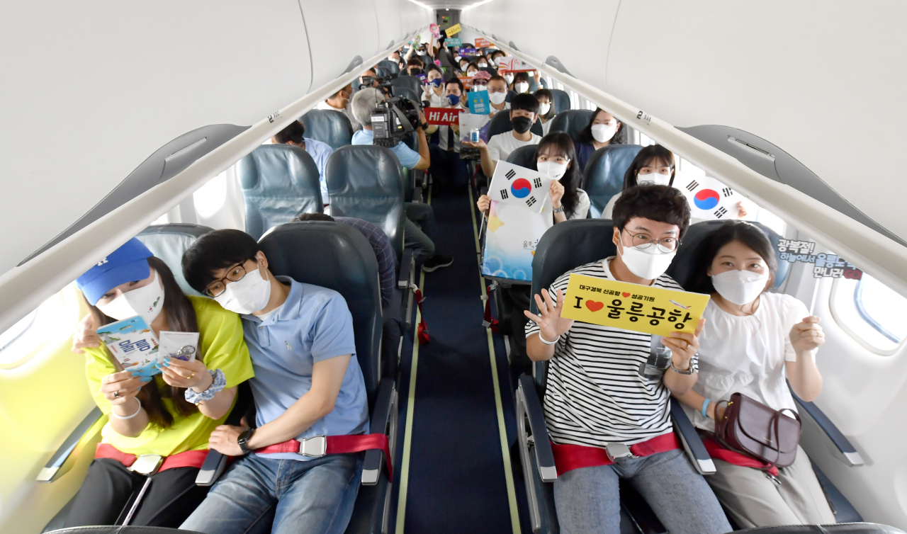 대구-울릉도·독도 무착륙 비행 행사 참가자들이 비행기 안에서 기념 촬영을 하고 있다.[경북도 제공]