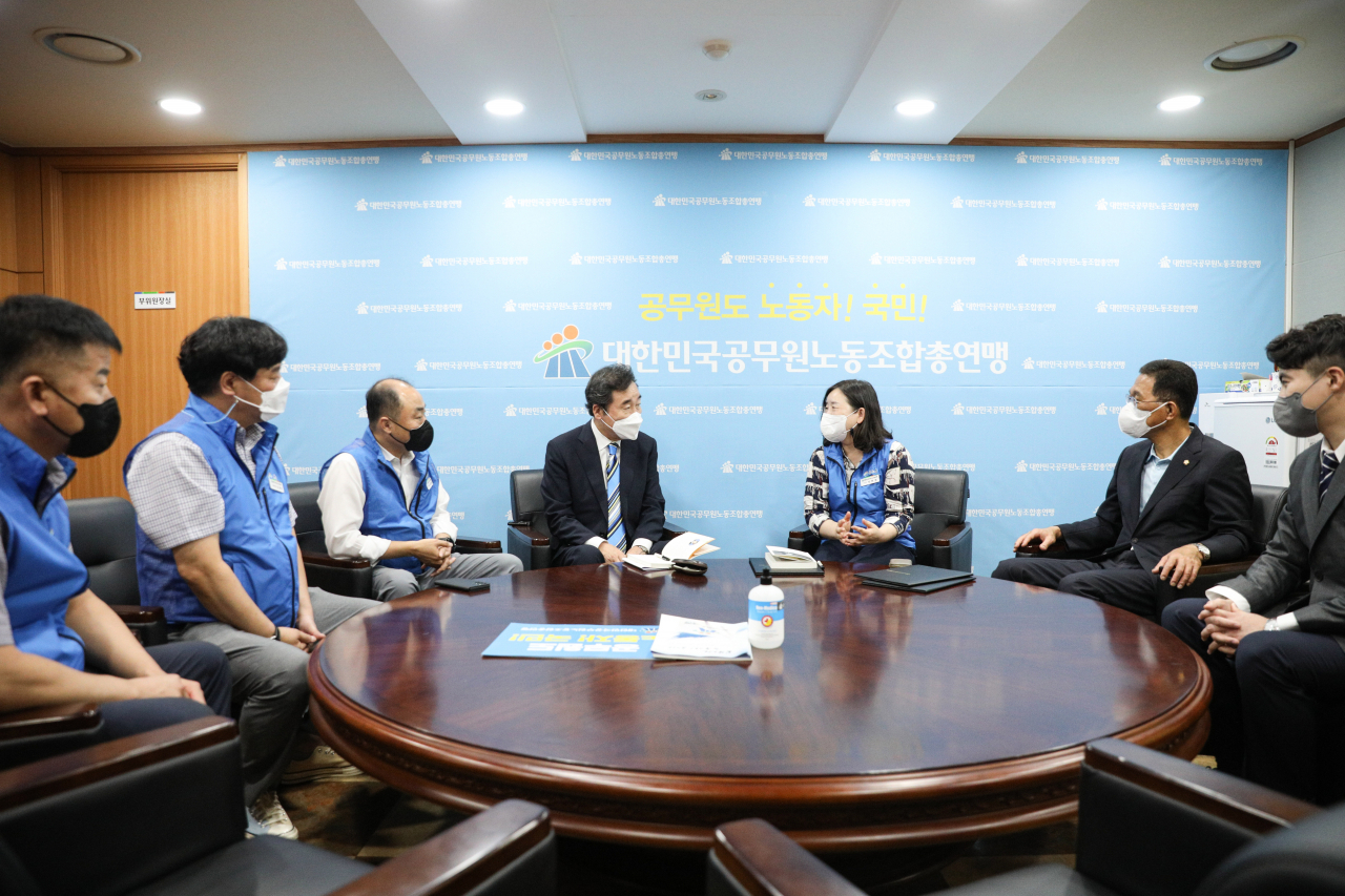 더불어민주당 이낙연 대선 경선 후보가 16일 오전 서울 용산구 대한민국공무원노동조합총연맹에서 공무원 노총 간담회를 갖고 있다. [연합]