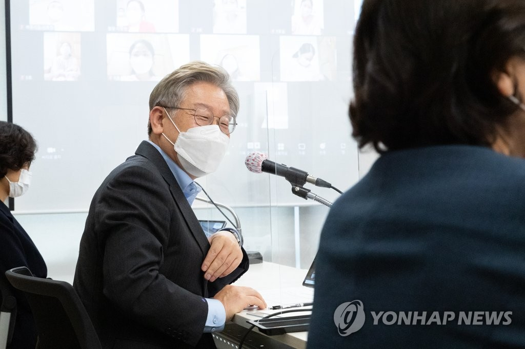이재명 경기도지사가 지난 9일 오후 경기도 여주공공산후조리원을 방문해 현장간담회를 하고 있다. [연합]