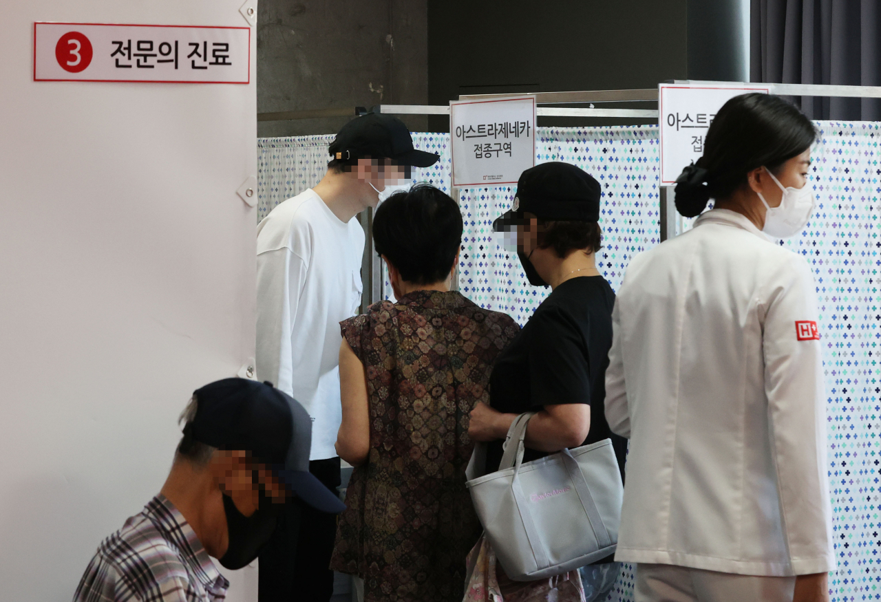 일반 국민 50&sim;54세(1967&sim;1971년생)에 대한 신종 코로나바이러스 감염증(코로나19) 백신 1차 접종이 시작된 16일 서울 관악구 에이치플러스 양지병원에서 접종 대상자들이 차례를 기다리고 있다. 연합뉴스