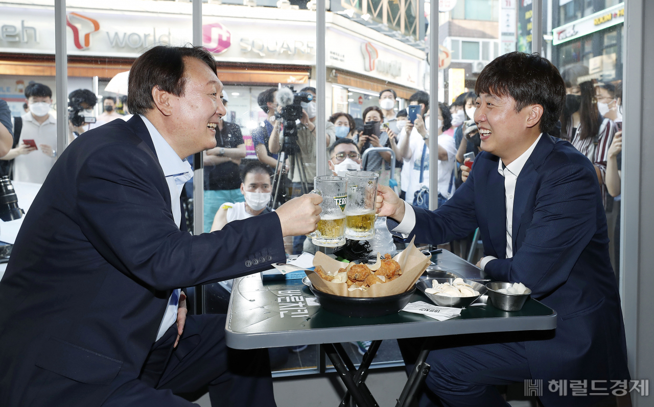이준석 국민의힘 대표과 윤석열 전 검찰총장이 지난달 25일 서울 광진구 한 치킨집에서 회동을 하며 건배하고 있다. [국회사진기자단]