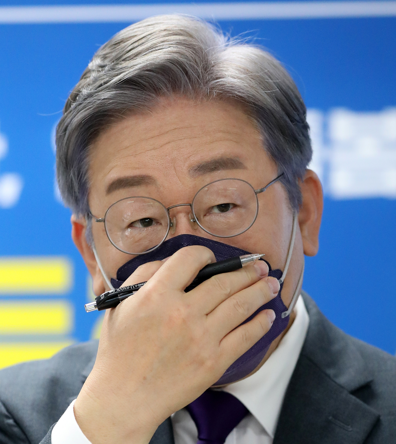 이재명 더불어민주당 대선 경선 후보가 16일 오후 서울 여의도 캠프 사무실에서 열린 성평등 공약 발표 기자회견에서 취재진의 질문을 듣고 있다. [연합]