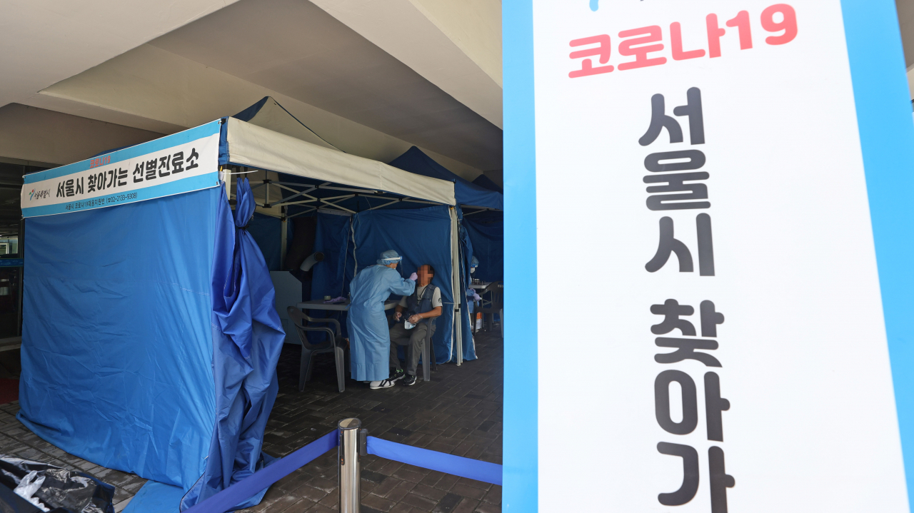 16일 오후 서울 동작구 노량진수산시장에 마련된 서울시 '찾아가는 선별진료소'에 상인들이 검사를 받고 있다. [연합]