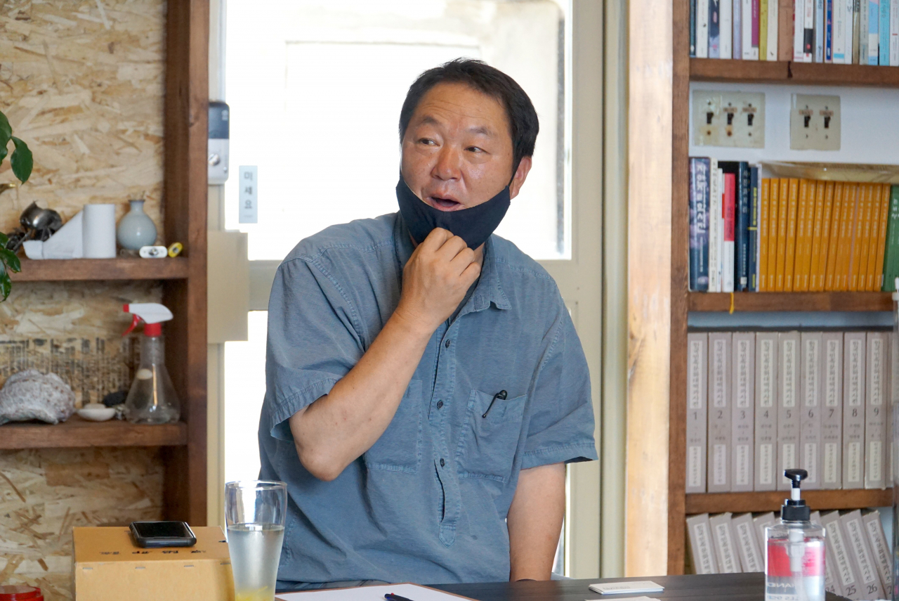 전고필 PM이 이목구심서 주인장을 하면서 찾아오는 국민을 반기는 표정