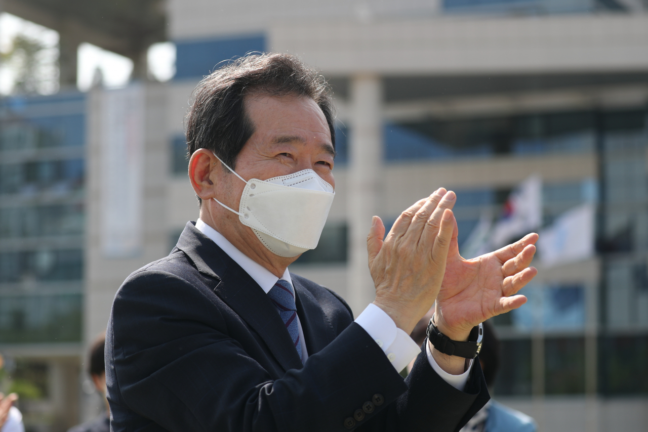 더불어민주당 정세균 대선 경선 후보가 16일 경기도 의정부시 신곡동 경기도북부청사 앞 평화광장에서 열린 경기북도 설치 기자 간담회에서 지지자들의 환호에 박수로 인사하고 있다. 연합뉴스