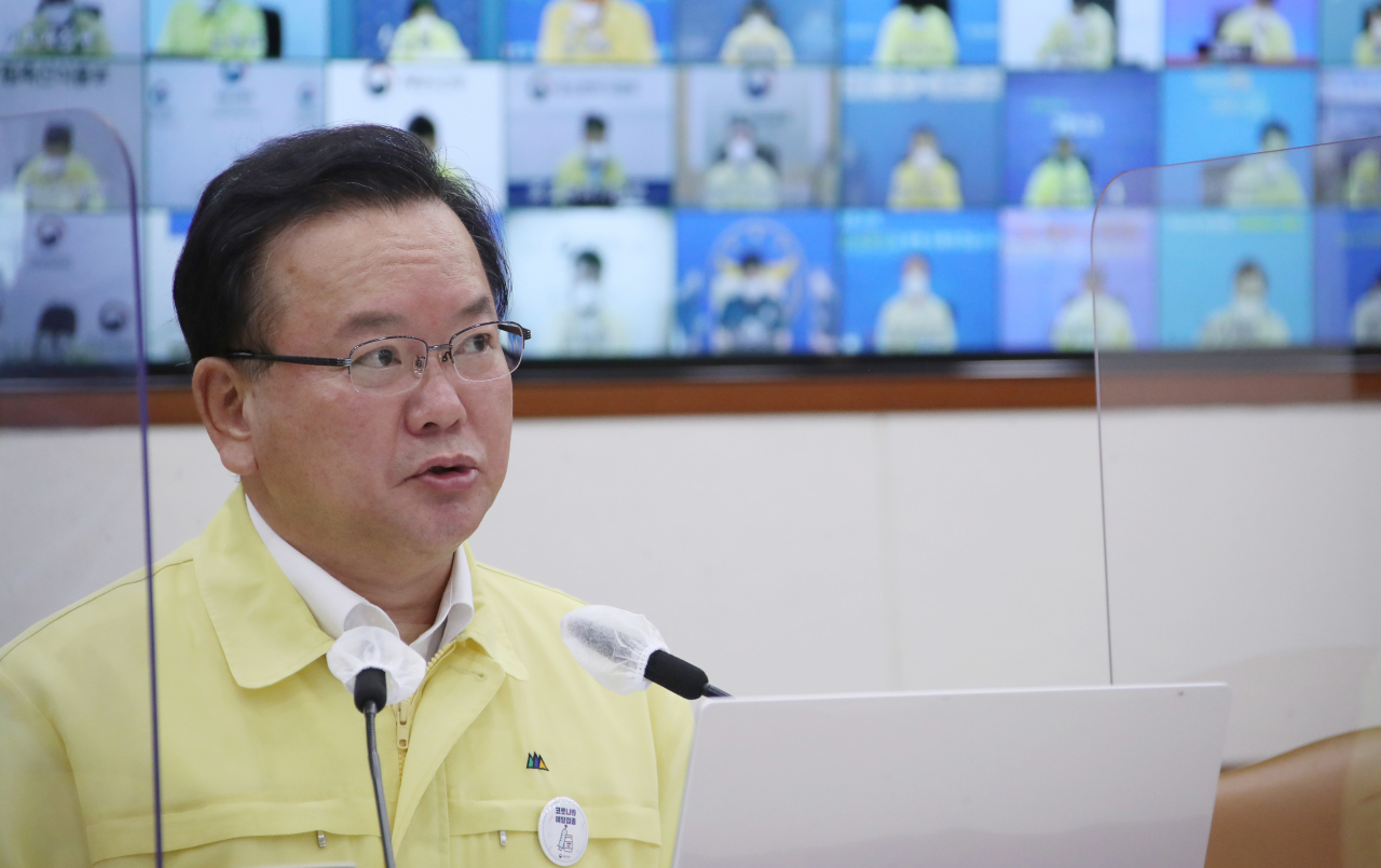 김부겸 국무총리가 17일 정부서울청사에서 열린 코로나19 대응 중앙재난안전대책본부(중대본) 회의를 주재하며 발언하고 있다. [연합]