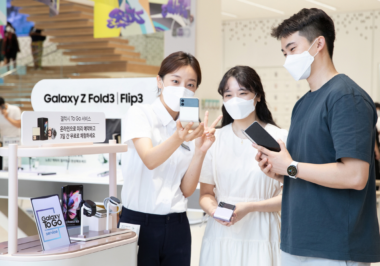 삼성 디지털프라자에서 방문객이 갤럭시Z 폴드3, 갤럭시Z 플립3을 체험하고 있다. [삼성전자 제공]