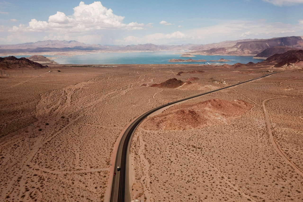 지난달 21일 미국 최대 저수지인 콜로라도강 미드호(Lake Mead)의 모습. [AFP]