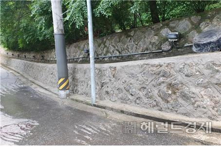 까치산 산책로 옹벽에 이끼를 제거한 모습. [동작구 제공]