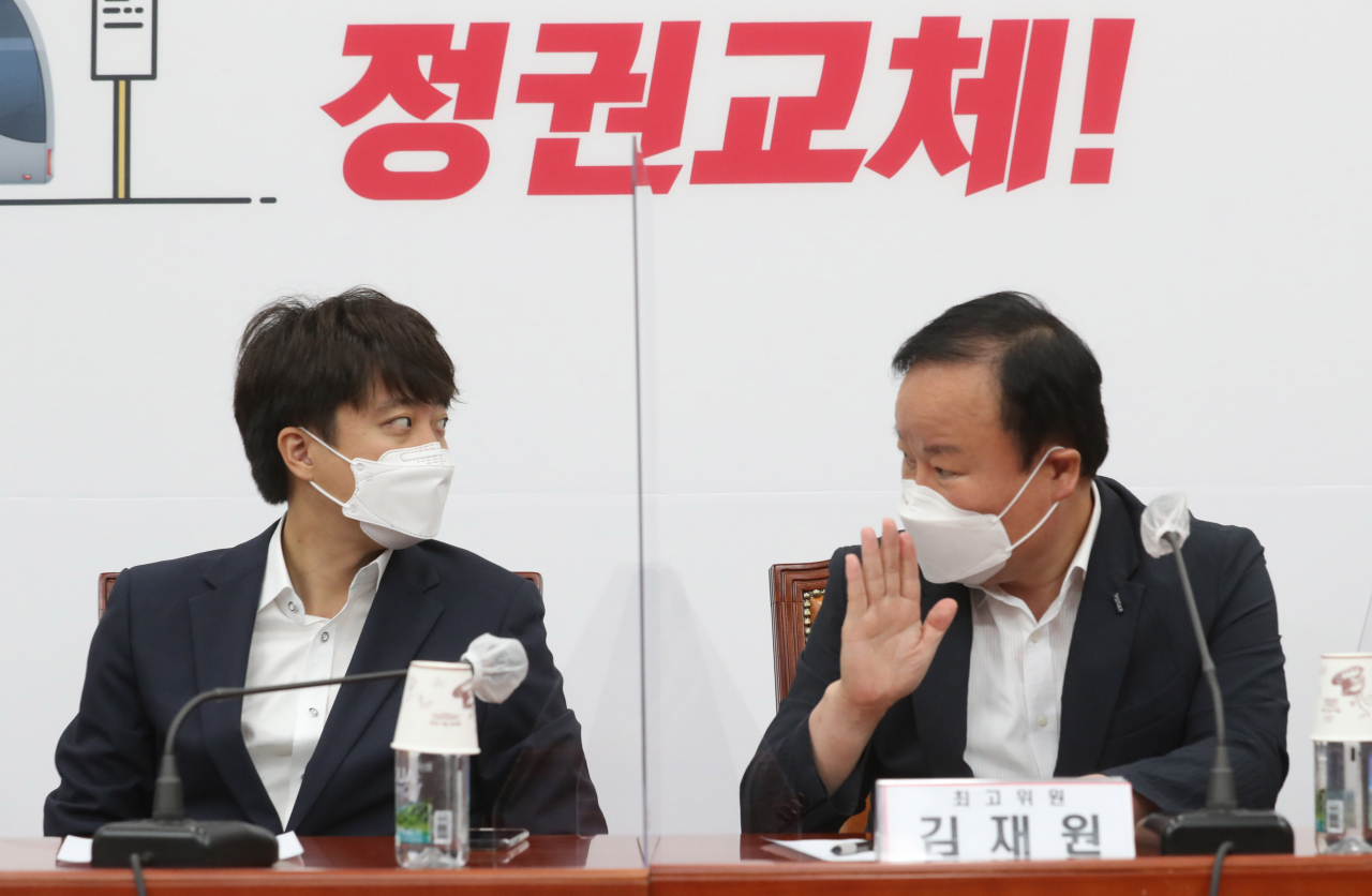 이준석 국민의힘 대표(왼쪽)가 17일 서울 여의도 국회에서 열린 최고위원회의에서 김재원 최고위원과 대화하고 있다. [헤럴드경제=이상섭 기자]