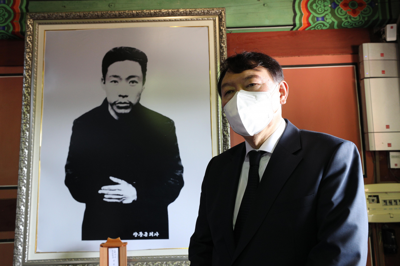 국민의힘 윤석열 대선 예비후보가 광복절인 15일 오전 서울 용산구 효창공원 내 독립운동가 7위 영정을 모신 의열사를 찾아 예를 올린 뒤 이종래 효창원7위선열기념사업회 회장으로부터 안중근 의사에 대한 설명을 듣고 있다. [연합]