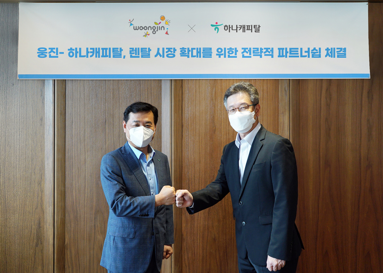 하나캐피탈은 웅진과 지난 13일 ‘렌탈 시장 확대를 위한 전략적 파트너쉽’을 체결했다. 이날 업무협약식에서 윤규선(좌측) 하나캐피탈 대표와 이수영 웅진 대표가 기념촬영을 하고 있다.