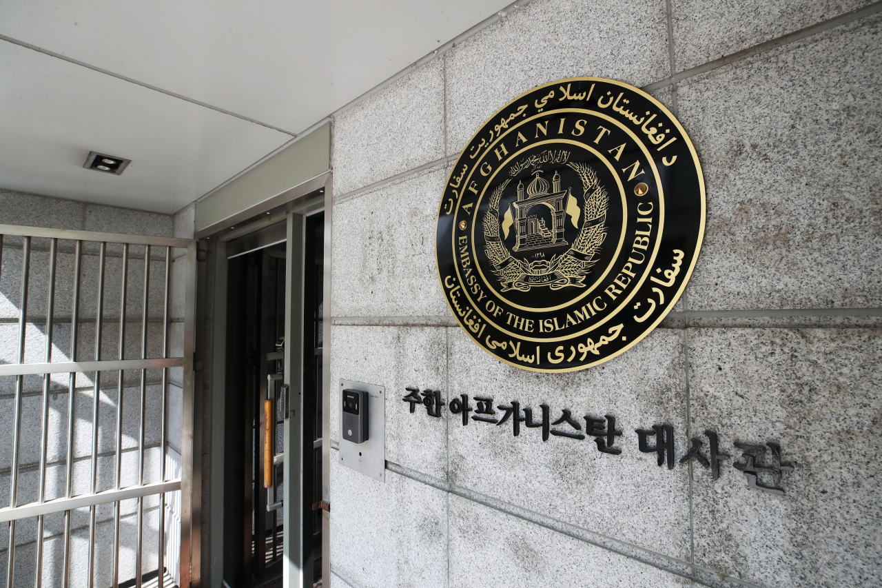 탈레반이 아프가니스탄 수도 카불을 장악한 가운데 현지에 남아있던 우리 국민과 공관원들이 17일(한국시간) 전원 철수했다. 서울 용산구 한남동에 위치한 주한 아프가니스탄 대사관의 적막한 모습. [연합]