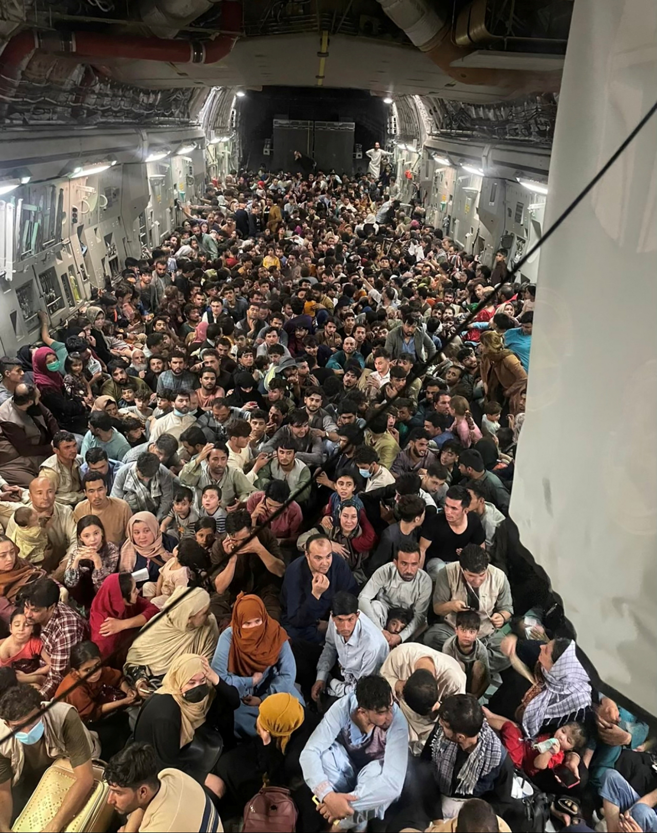 아프가니스탄 주민 640여명이 지난 15일(현지시간) 카불에서 카타르로 향하는 미군 수송기 기내를 가득 채워 앉아 있는 모습. [로이터]