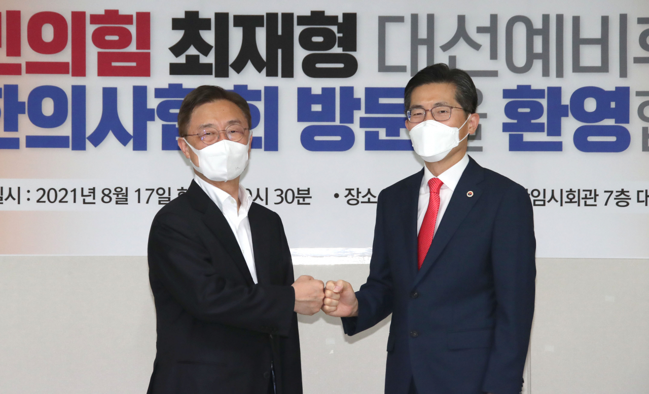 국민의힘 대권주자인 최재형 전 감사원장(왼쪽)이 17일 서울 용산구 대한의사협회에서 열린 코로나19 방역 대책 등에 대한 간담회에서 이필수 대한의사협회 회장과 인사하고 있다. [연합]