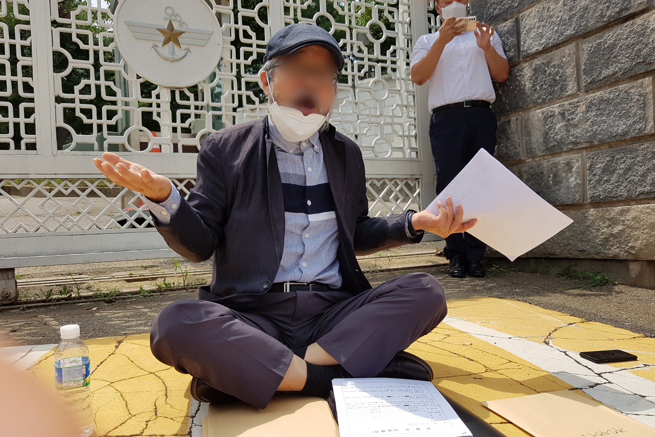 공수처가 '공군 부사관 성추행 피해 사망 사건'과 관련 국방부에 전익수 공군본부 법무실장에 대해 '불개시' 통보를 한것으로 알려졌다. 현행법상 전·현직 장성급 장교는 원칙적으로 공수처 수사 대상이다. 전 실장의 계급은 준장이다. 사진은 공군 성추행 피해 부사관의 아버지 이모씨가 부실수사 혐의로 입건된 군사경찰 2명에 대한 군 검찰 수사심의위의 불기소 권고에 항의하기 위해 지난 11일 오후 서울 용산구 국방부를 방문해 취재진의 질문에 답하고 있는 모습.[연합]