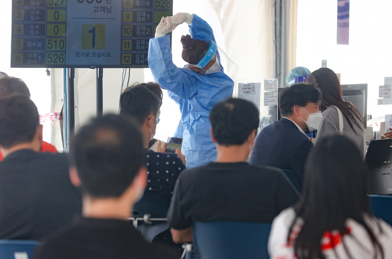 신종 코로나바이러스 감염증(코로나19) 신규 확진자 수가 1373명을 기록한 17일 서울 강남구보건소 선별진료소에서 의료진이 업무 중 잠시 스트레칭을 하고 있다. [연합]
