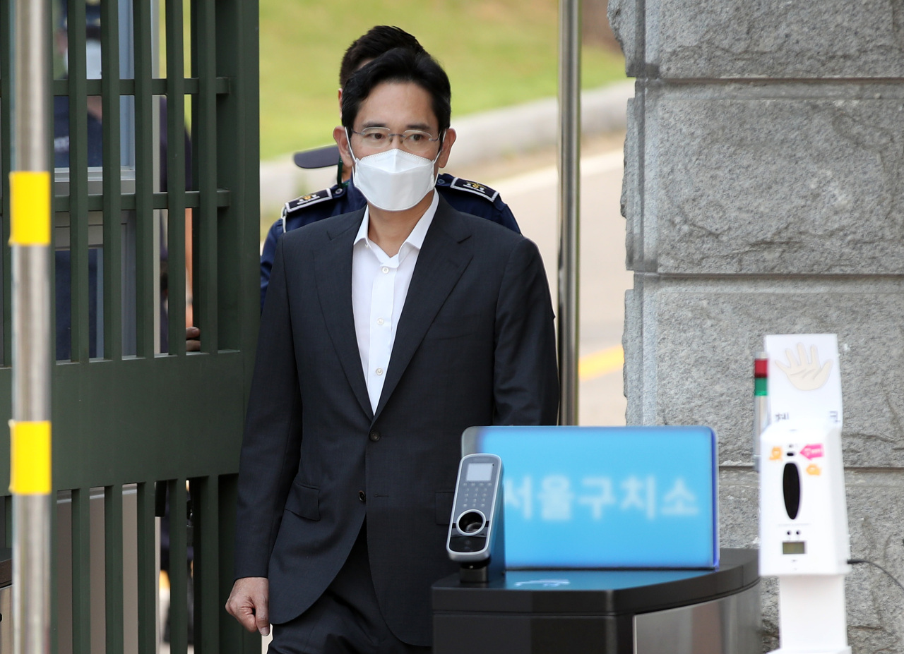 Samsung Electronics Vice Chairman Lee Jae-yong leaves Seoul Detention Center on Aug. 13 as he was granted parole over bribery. (Yonhap)