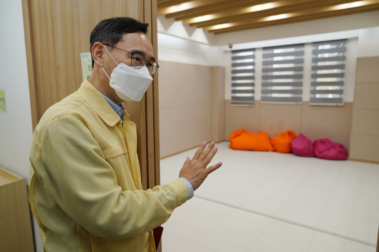 특수학교에 다니는 자녀를 둔 학부모들은 2학기에도 전면등교 기조를 반기면서도 장애아동과 교사와의 소통이 과거처럼 원활하게 이뤄지지 못하고 있음에 강한 아쉬움을 나타냈다. 사진은 정종철 교육부 차관이 지난달 27일 경기 고양시 한국경진학교를 방문해 여름방학 기간 특수학교 방과후학교 프로그램 운영 현장을 점검하는 모습[교육부 제공·연합]