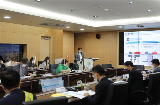 국토교통부와 국토연구원은 ‘부동산 중개보수 및 중개서비스 개선방안’에 대한 국민과 전문가, 소비자단체 등의 의견수렴을 위해 17일 온라인 토론회를 개최했다. [국토연구원 제공]