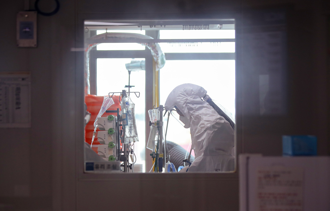 Photo shows a health care worker in a full-body protective suit at a COVID-19 care ward in Ilsan, Gyeonggi Province. (Yonhap)