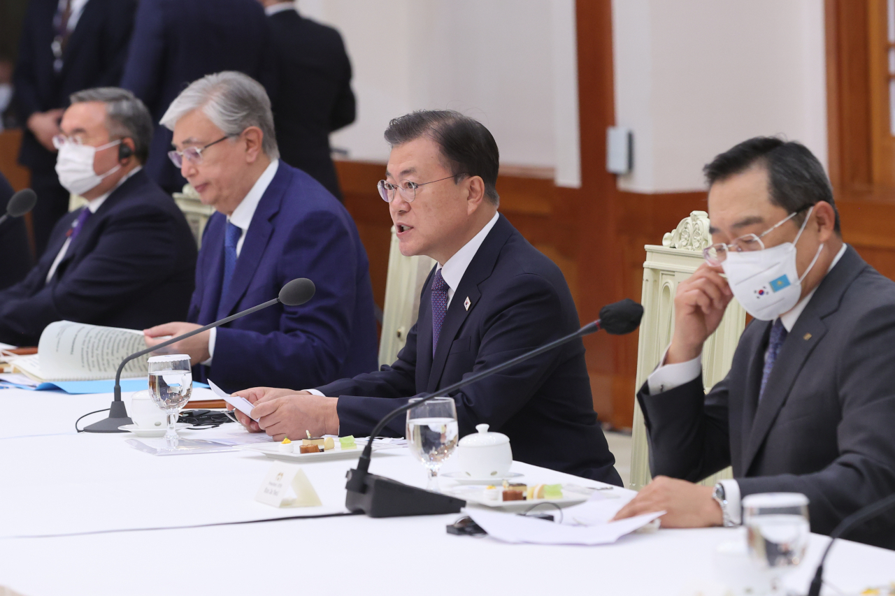 문재인 대통령이 17일 국빈 방한중인 토카예프 카자흐스탄 대통령과 청와대에서 열린 주요 경제인 간담회에 참석해 발언하고 있다. [연합]