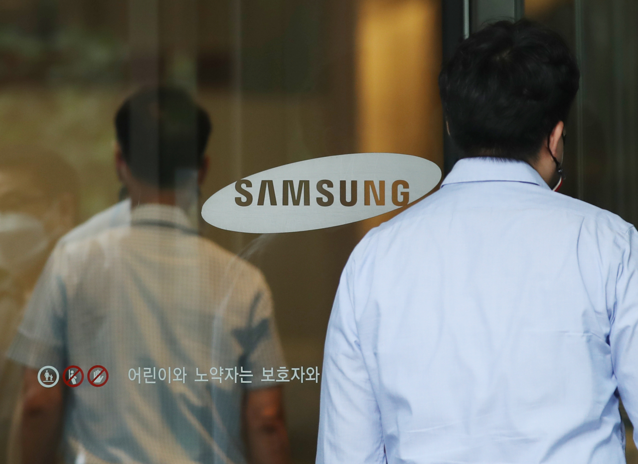 사진은 삼성생명 사옥 출입문의 삼성 로고. [연합]