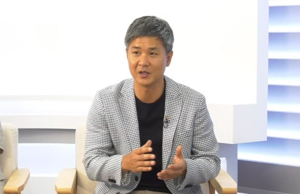 정찬용 아프리카TV 대표가 지난달 26일 온라인으로 개최한 2분기 실적 컨퍼런스 콜에서 발표하고 있다. [아프리카TV 갈무리]