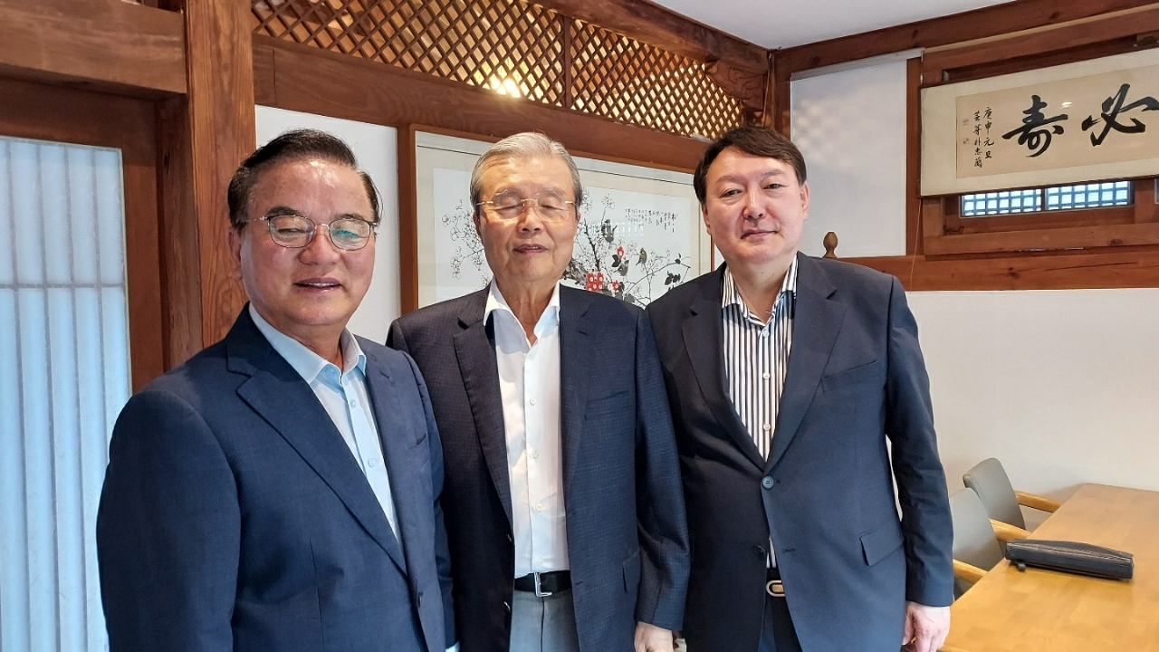 지난 8월 17일 정갑윤 전 국회부의장의 주선으로 국민의힘 대권주자인 윤석열 전 검찰총장과 김종인 전 국민의힘 비상대책위원장과 오찬 회동을 할 때 모습. [연합]