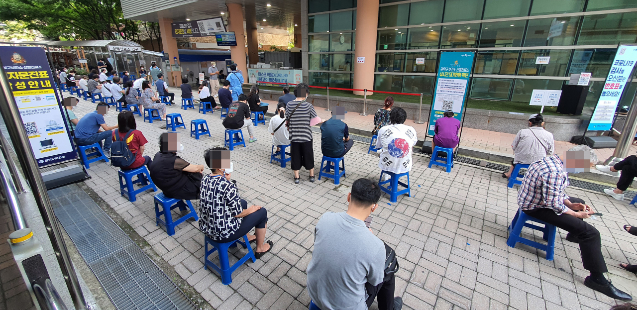 17일 오전 관악구보건소 선별검사소에서 시민들이 검사를 기다리고 있다. 연합뉴스