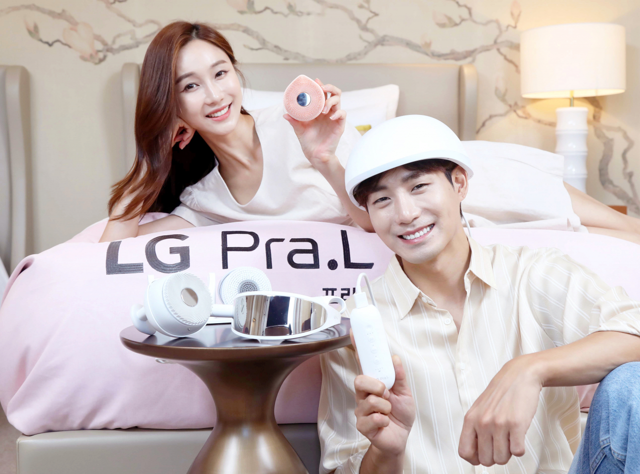 LG전자 모델들이 롯데호텔 서울 이크제큐티브타워 내 객실에서 LG 프라엘 제품을 소개하고 있다. [LG전자 제공]