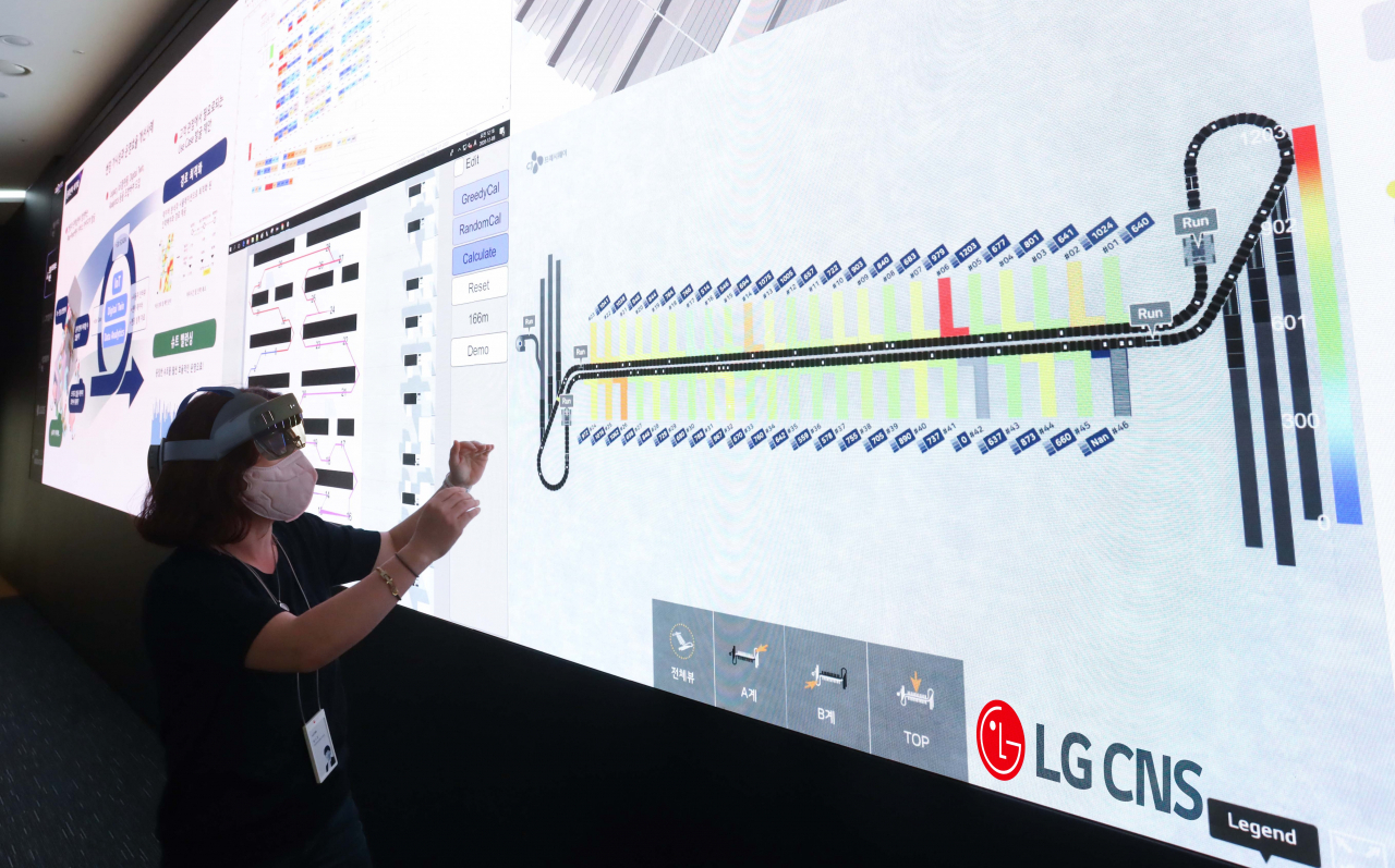 LG CNS 직원이 본사 이노베이션 스튜디오에서 DX(디지털 전환) 사례를 점검하고 있다 [LG CNS 제공]