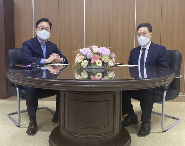 박범계(왼쪽) 법무부 장관과 김오수 검찰총장 [법무부 제공]