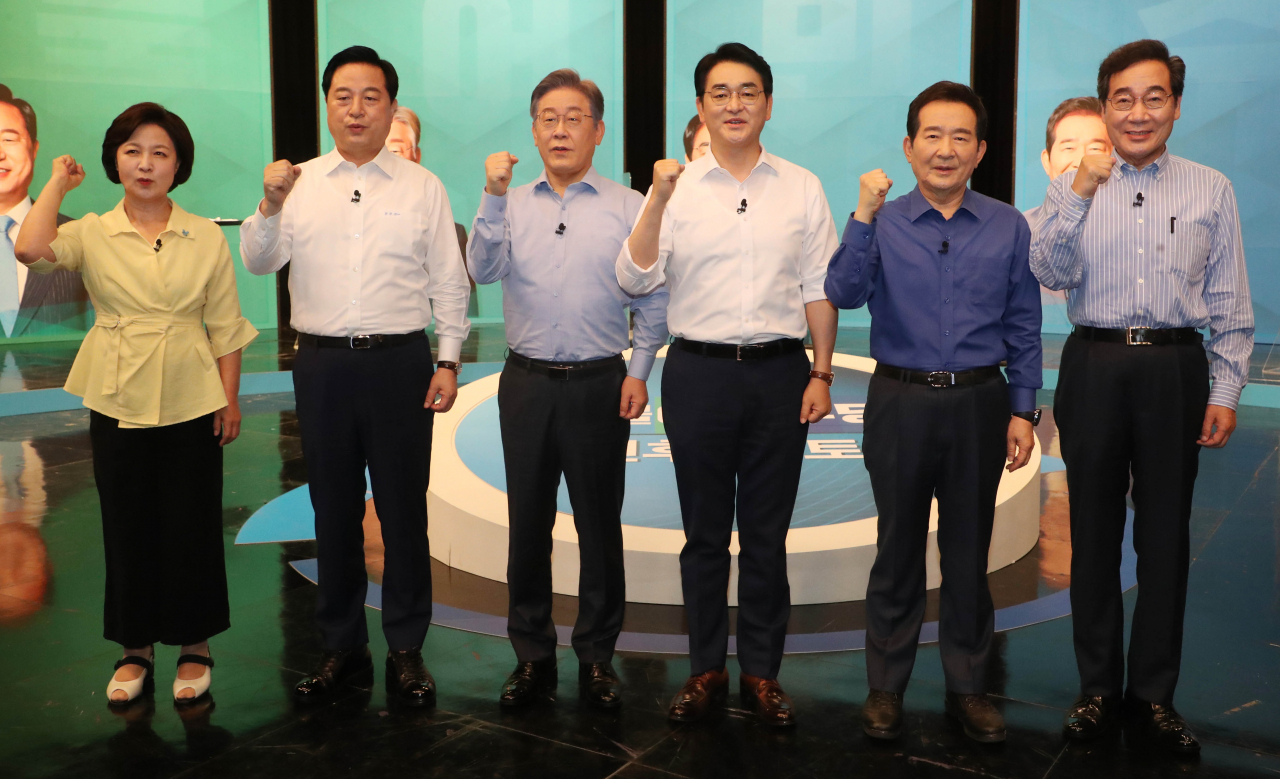 더불어민주당 대권주자인 이낙연(오른쪽부터), 정세균, 박용진, 이재명, 김두관, 추미애 후보가 지난 17일 서울 상암동 DDMC에서 채널A 주최로 열린 더불어민주당 제20대 대선후보 토론회에서 기념촬영을 하고 있다. [연합]