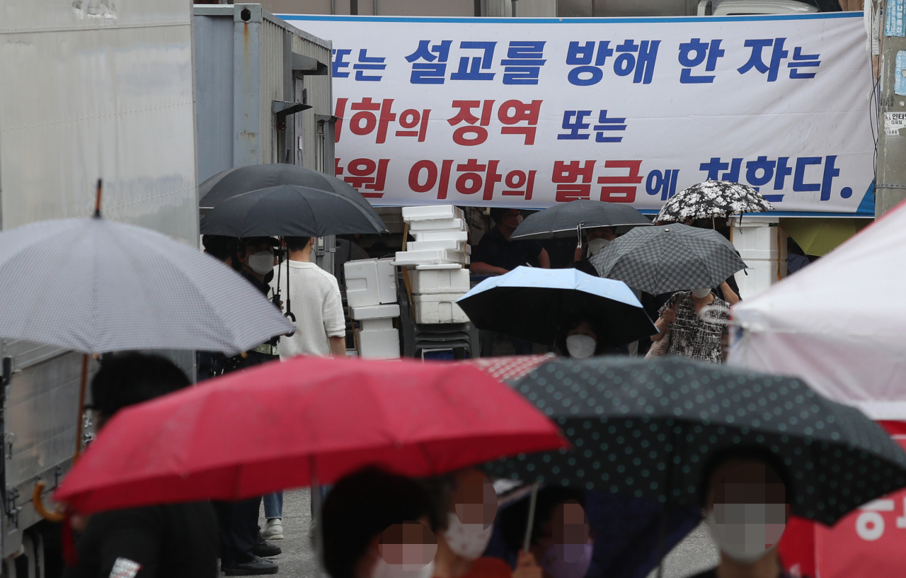1일 서울시 성북구 사랑제일교회에 대면 예배를 보러 모인 교인들. [연합]