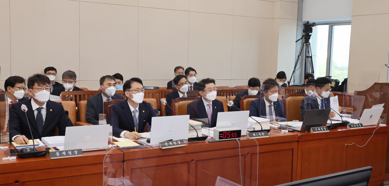 지난 17일 국회 기획재정위원회 전체회의에 류근관(왼쪽부터) 통계청장, 임재현 관세청장, 이억원 기획재정부 1차관, 김대지 국세청장, 김정우 조달청장 등이 참석하고 있다. 이상섭 기자