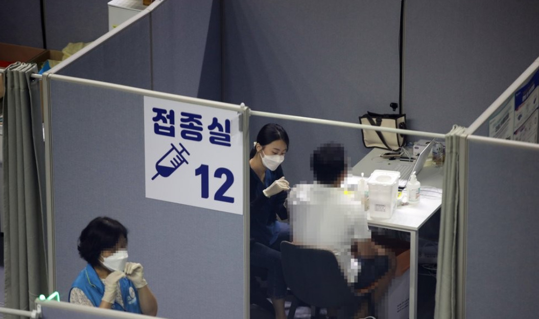 지난 17일 서울 동작구 예방접종센터가 설치된 사당종합체육관에서 의료진이 시민에게 백신 접종을 하고 있다. [연합]
