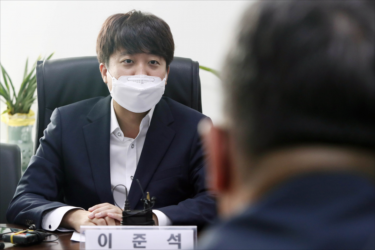 이준석 국민의힘 대표가 17일 서울 여의도 한국노동조합총연맹을 방문해 인사말하고 있다. [헤럴드경제=이상섭 기자]