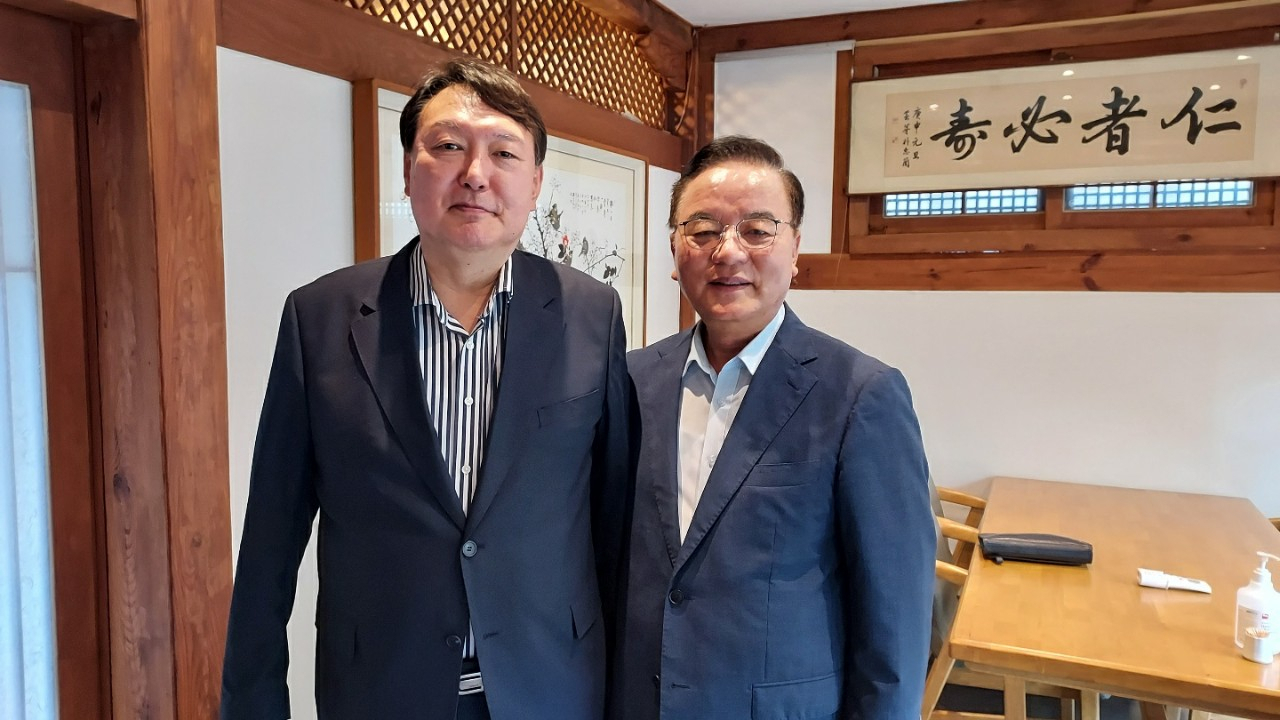 국민의힘 대권주자인 윤석열 전 검찰총장(왼쪽)이 17일 서울 종로구 한 음식점에서 정갑윤 전 국회부의장과 기념사진을 찍고 있다. 윤 전 총장은 이날 정 부의장 주선으로 김종인 전 국민의힘 비상대책위원장과 오찬 회동을 했다. [연합]