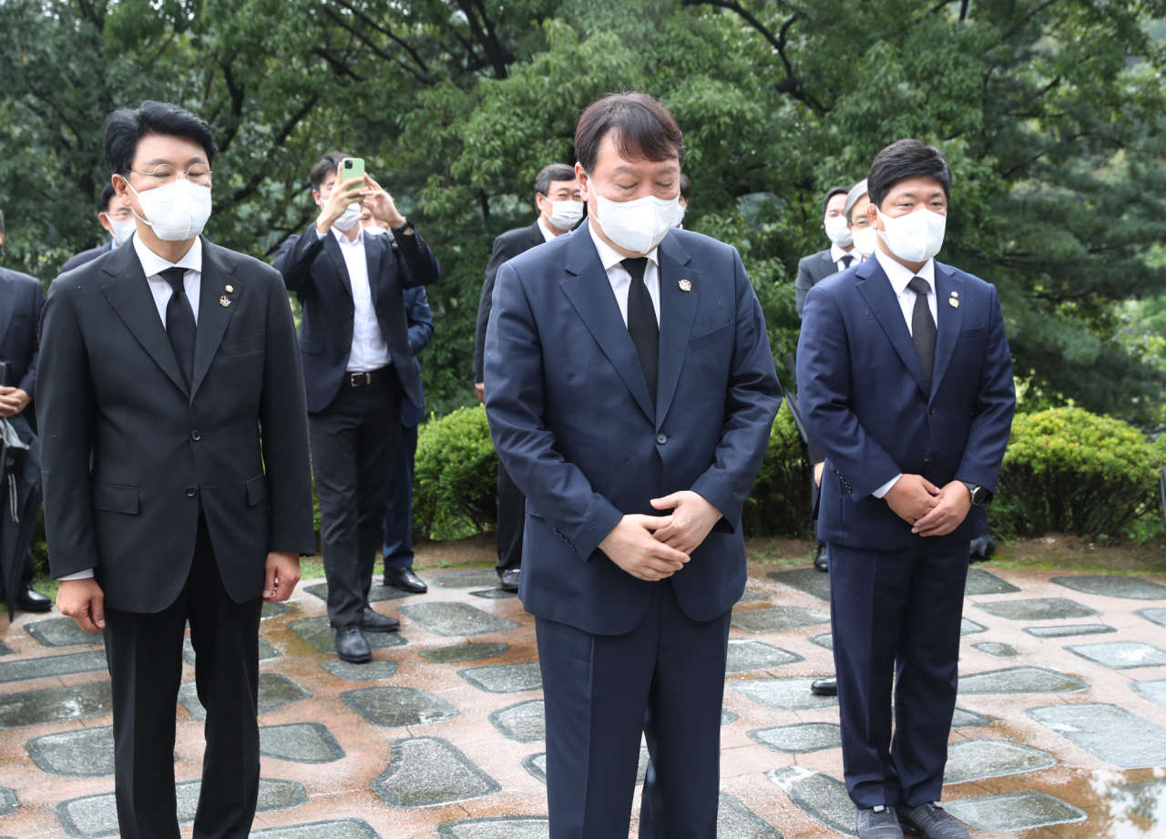 국민의힘 대권주자인 윤석열 전 검찰총장이 김대중 전 대통령 서거 12주기인 18일 서울 동작구 국립서울현충원을 방문, 김 전 대통령 묘역을 참배하고 있다. [연합]