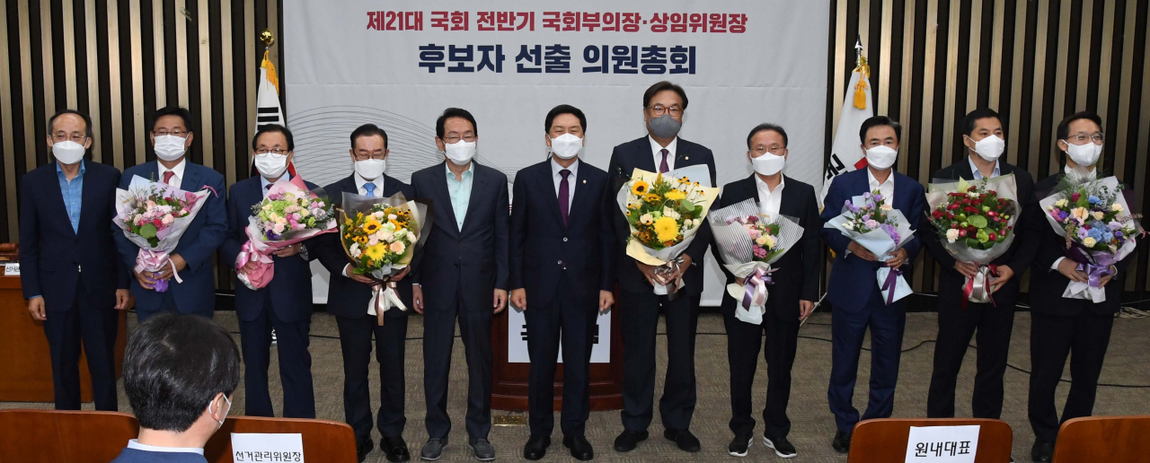 김기현 국민의힘 원내대표, 정진석 국회 부의장, 이종배 예결위원장 등 상임위원장 내정자들이 18일 서울 여의도 국회에서 열린 의원총회에서 함께 손을 맞잡고 기념촬영을 하고 있다. [헤럴드경제=이상섭 기자]