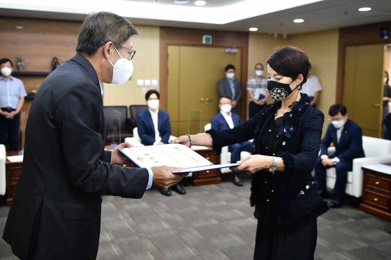 박형준 부산시장이 신임 박은하 부산시 국제관계대사에게 임명장을 수여하고 있다. [부산시 제공]